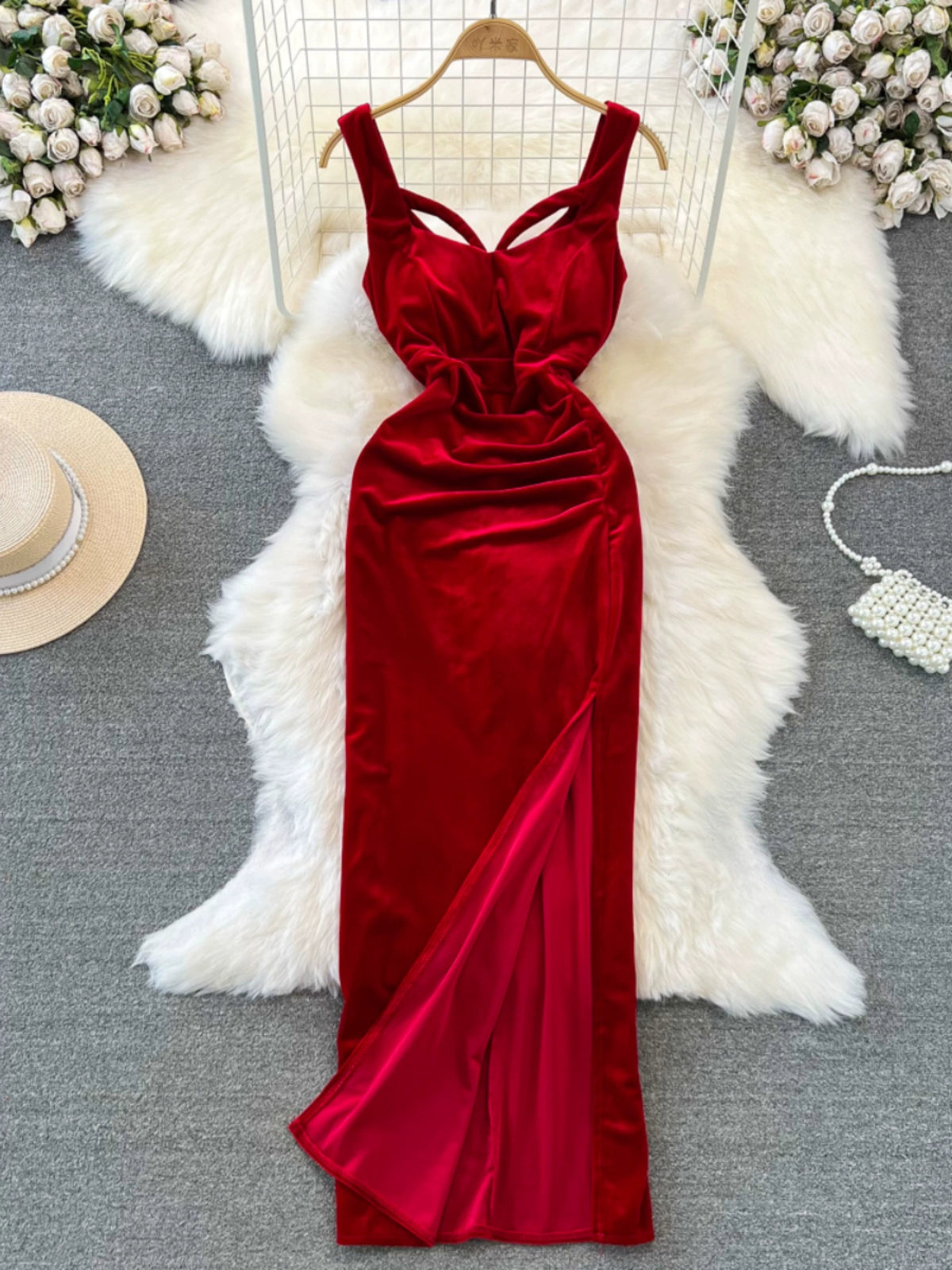 Luxurious Gold Velvet Cinched Waist, Slimmed Mid-Length And Sleeveless Slip Dress With Chest Pads