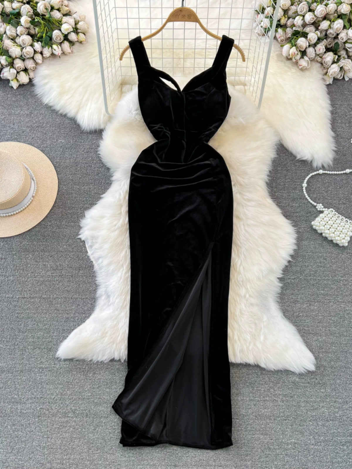 Luxurious Gold Velvet Cinched Waist, Slimmed Mid-Length And Sleeveless Slip Dress With Chest Pads