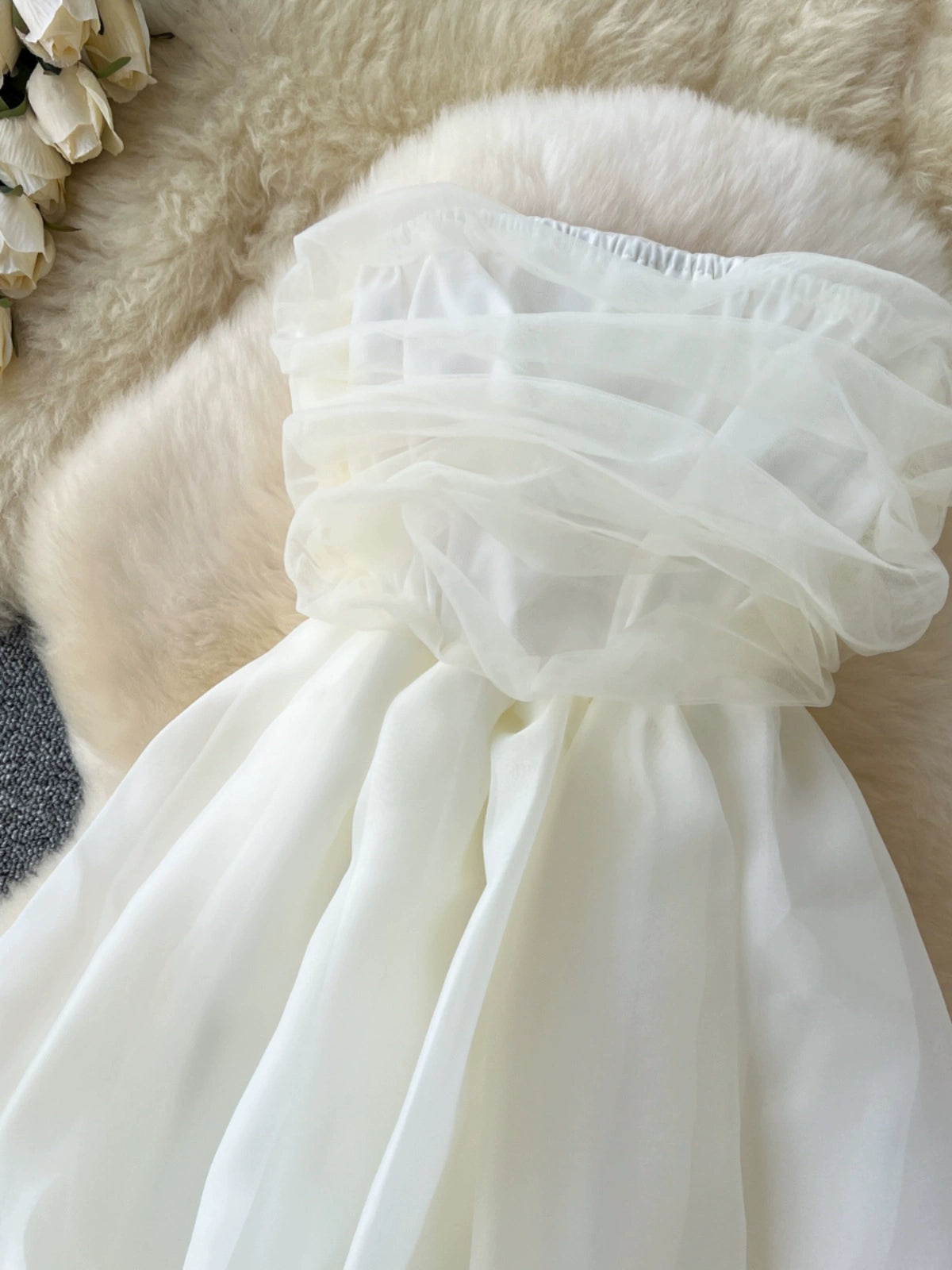 Elegant Sleeveless Bandeau Dress with Off-the-Shoulder Pleated Design and Cinched Waist