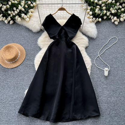 Elegant French Black Hepburn Style Dress with Big Lapel and High Waist Design