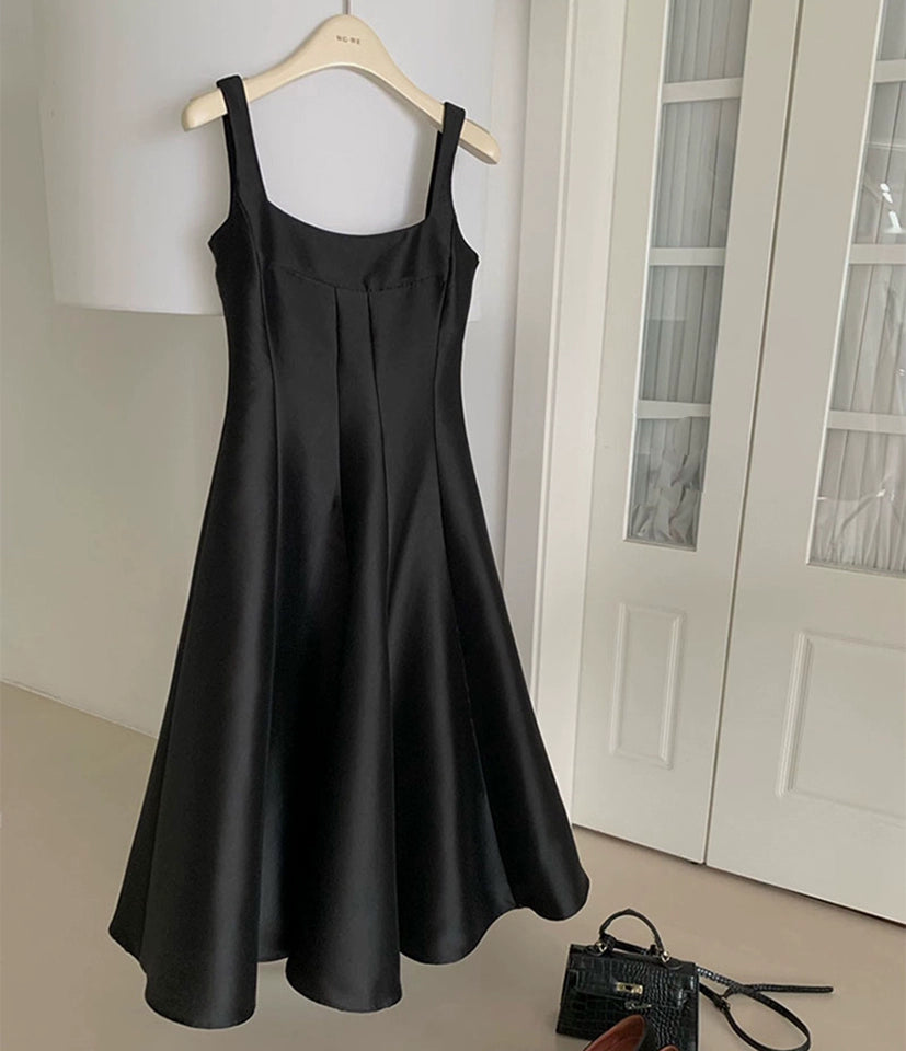 Stylish Glossy Satin Dress with a Slim Waist and Hepburn Charm