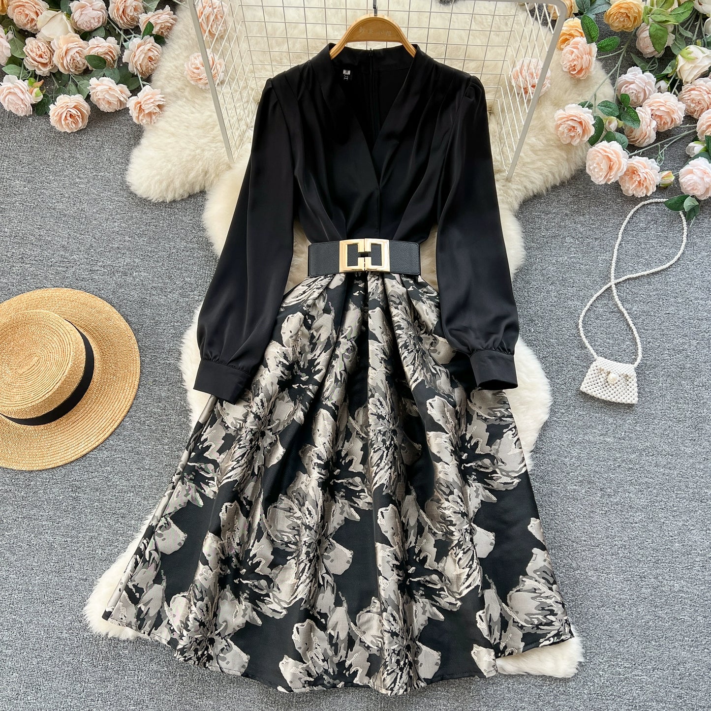 Luxurious Black Temperament Dress with Slimming Lace and High-End Appealing Printed Skirt