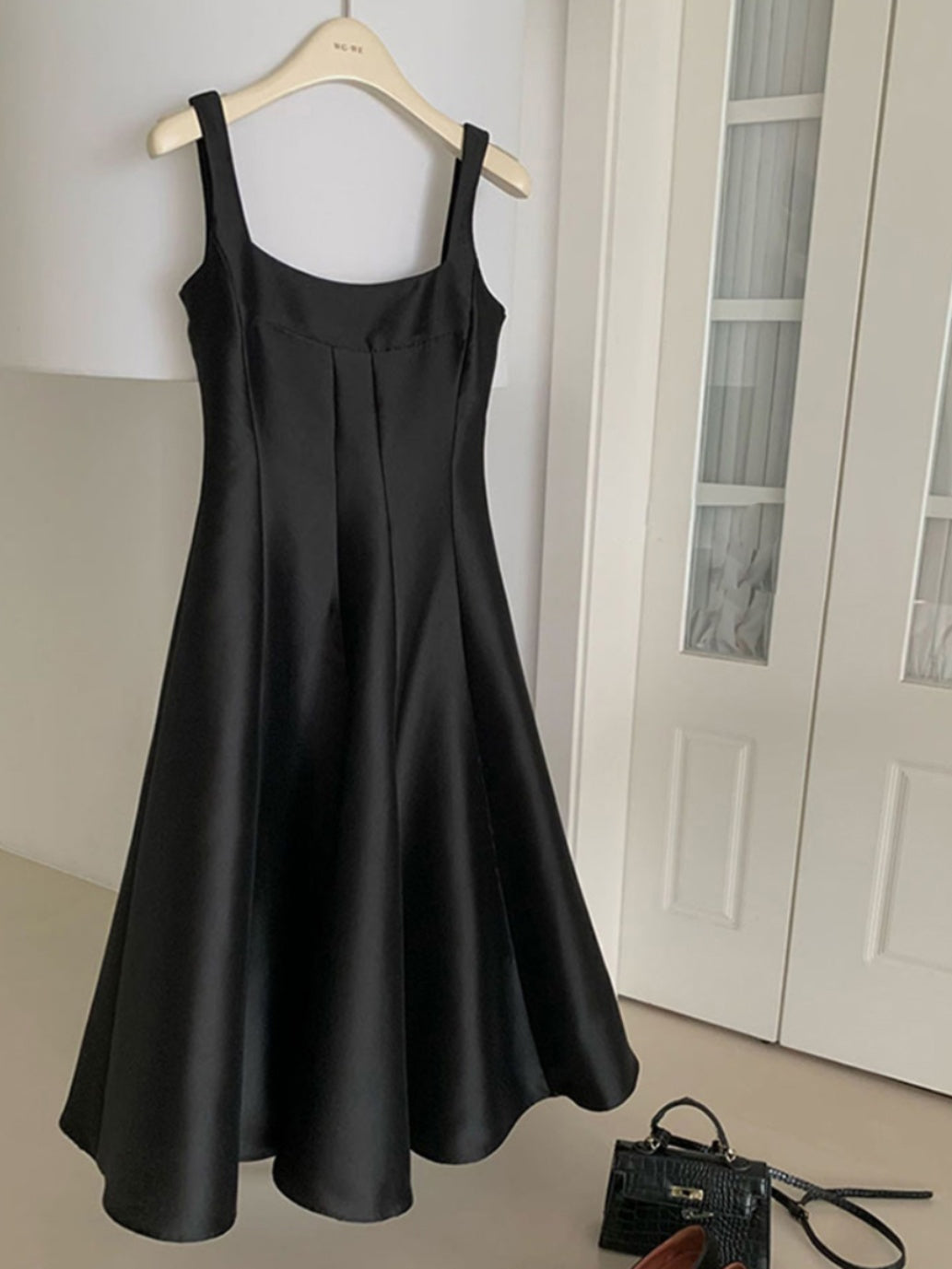 Stylish Glossy Satin Dress with a Slim Waist and Hepburn Charm